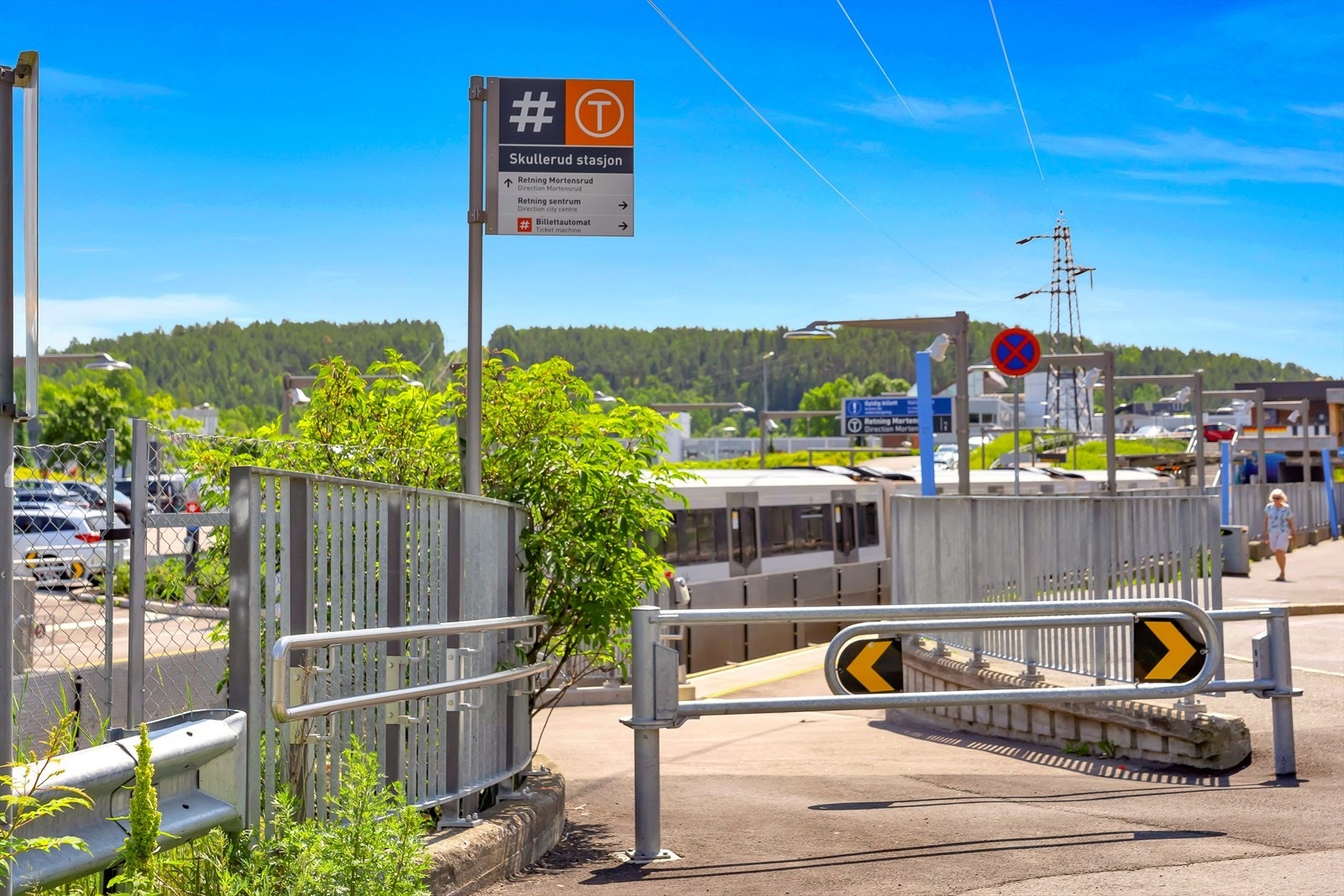 Skullerud T-banestasjon ligger 5 minutters gange fra leiligheten. 3 minutters gange til busstopp. Banen tar deg til Oslo Sentrum på ca 20 min. Det går flere bussruter med hyppige avganger. Nattbuss til Skullerud i helgene samt flybuss til Gardemoen. Galleribilde