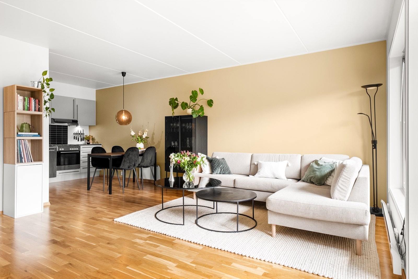Stuen har gode møbleringsmuligheter med plass til både spisestuebord og sofagruppe. Galleribilde