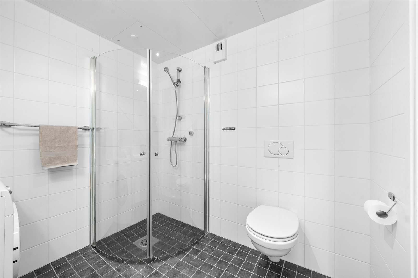 Opplegg for vaskemaskin og plass til tørketrommel. Galleribilde
