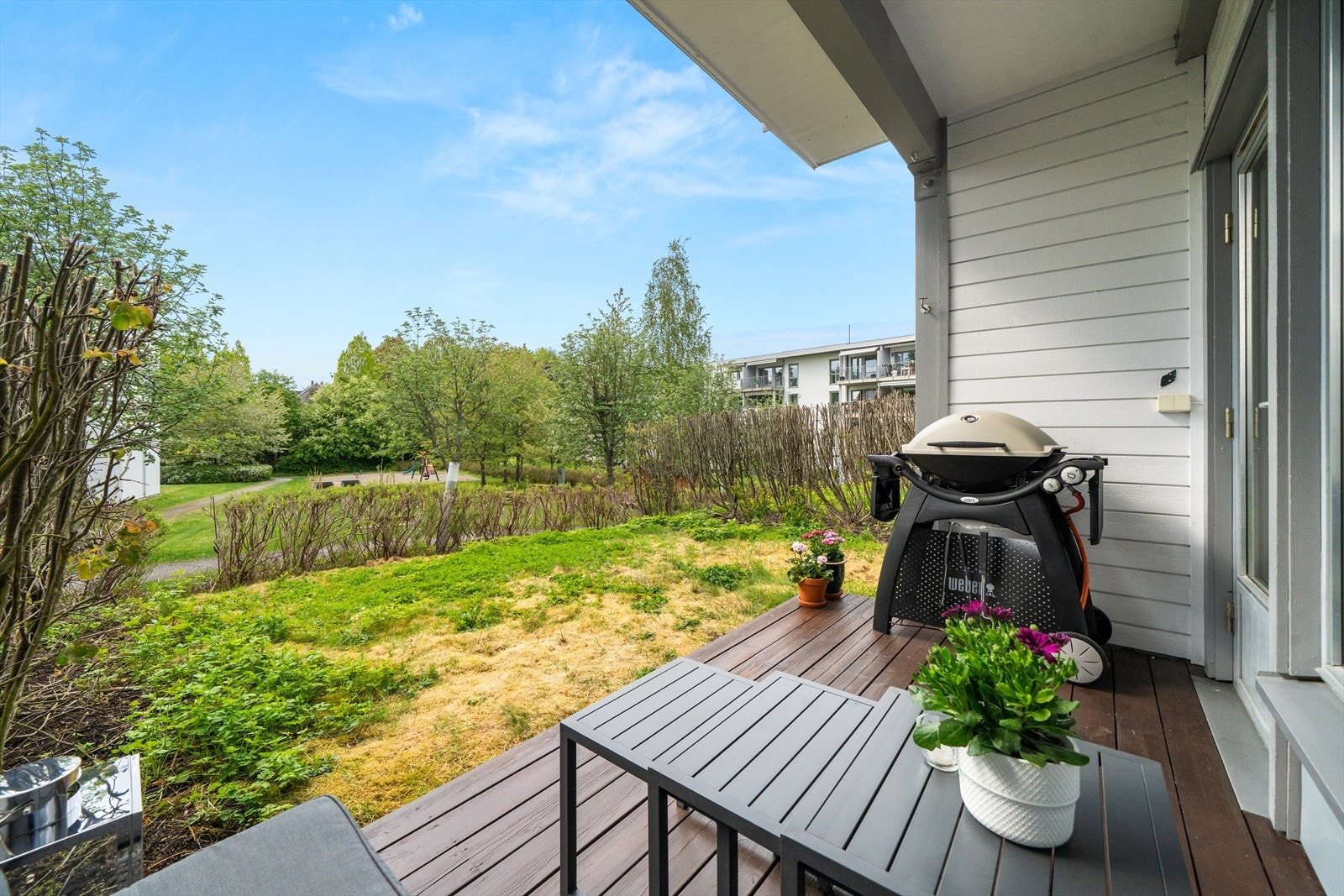 Utgang fra stuen til til en solrik markterrasse. Her får man gode solforhold ettermiddag og kveld, samt hyggelig utsyn mot felles grøntarealer. Galleribilde