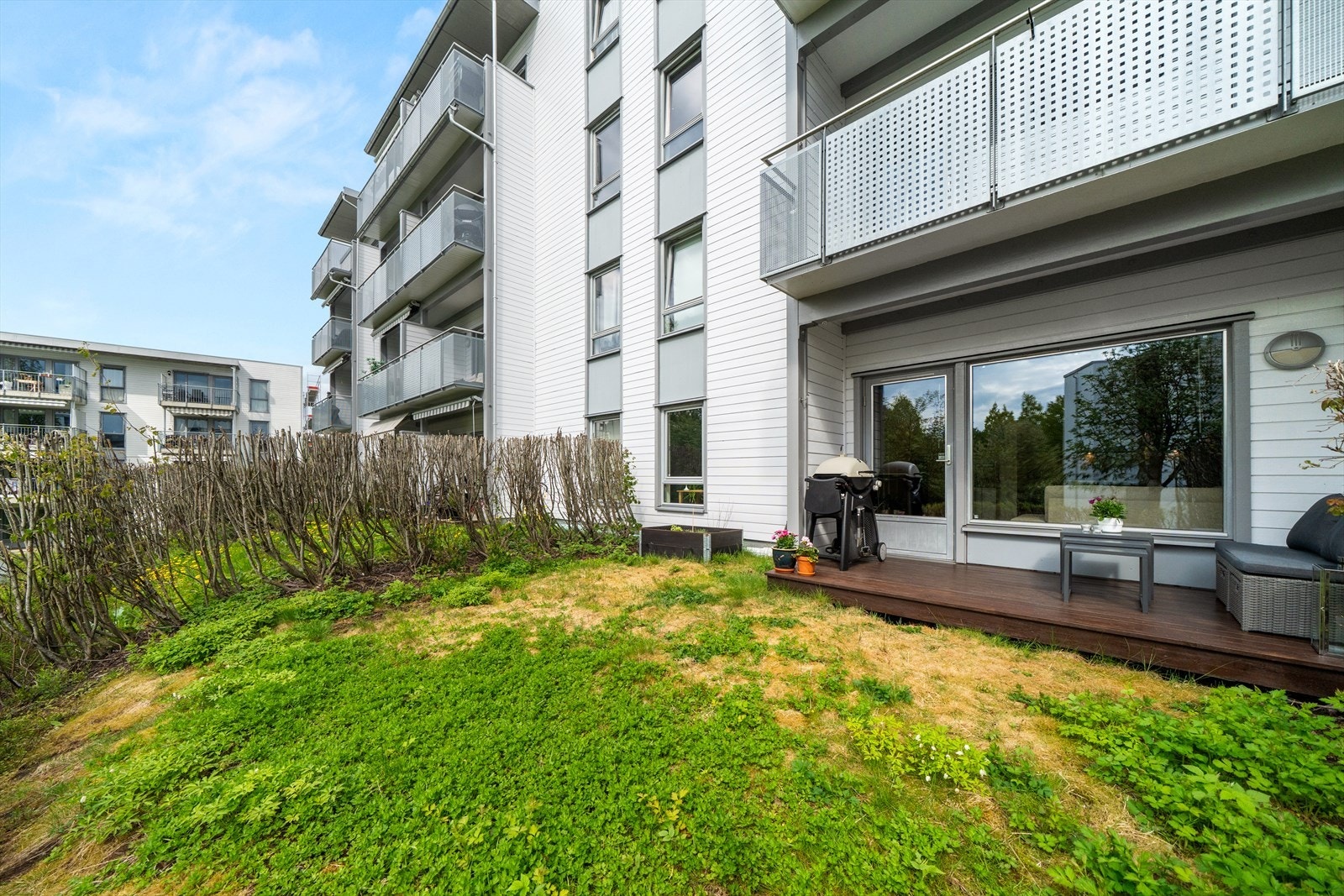 Her er det god plass til sittegruppe hvor hyggelige sommerdager kan nytes i godt selskap. Galleribilde