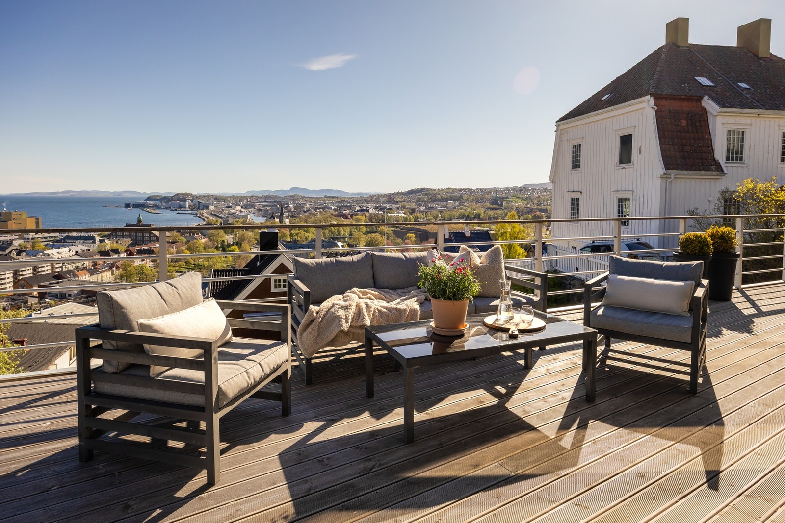 Herlig terrasse på 53m² med utgang fra 2.etasje, samt to verandaer på 18,2m² og 7m² med utgang fra 1.etasje. Galleribilde