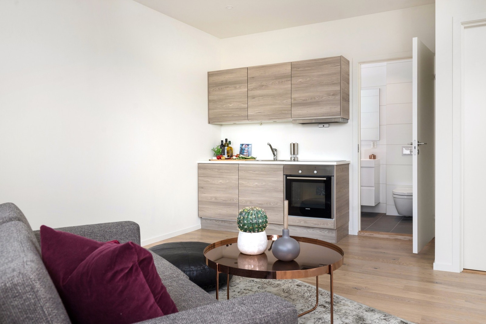 Her er det satt inn et lite kjøkken fra danske Designa med hvitevarer fra Siemens. Det er lagt dobbel gips mot trapp, dobbel dør mot hoveddel og lydhimling samt lydfeller i ventilasjonsanlegg for god lydisolering mot hoveddel. Galleribilde