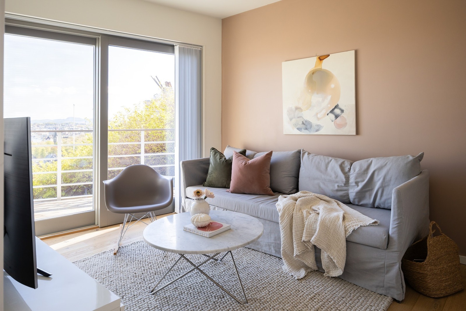 Soverom 1 på 9,7m² i 1.etasje. Rommet har adgang til walk-in-closet på 4,6m². Soverommet har utgang til veranda på ca. 7m². Galleribilde