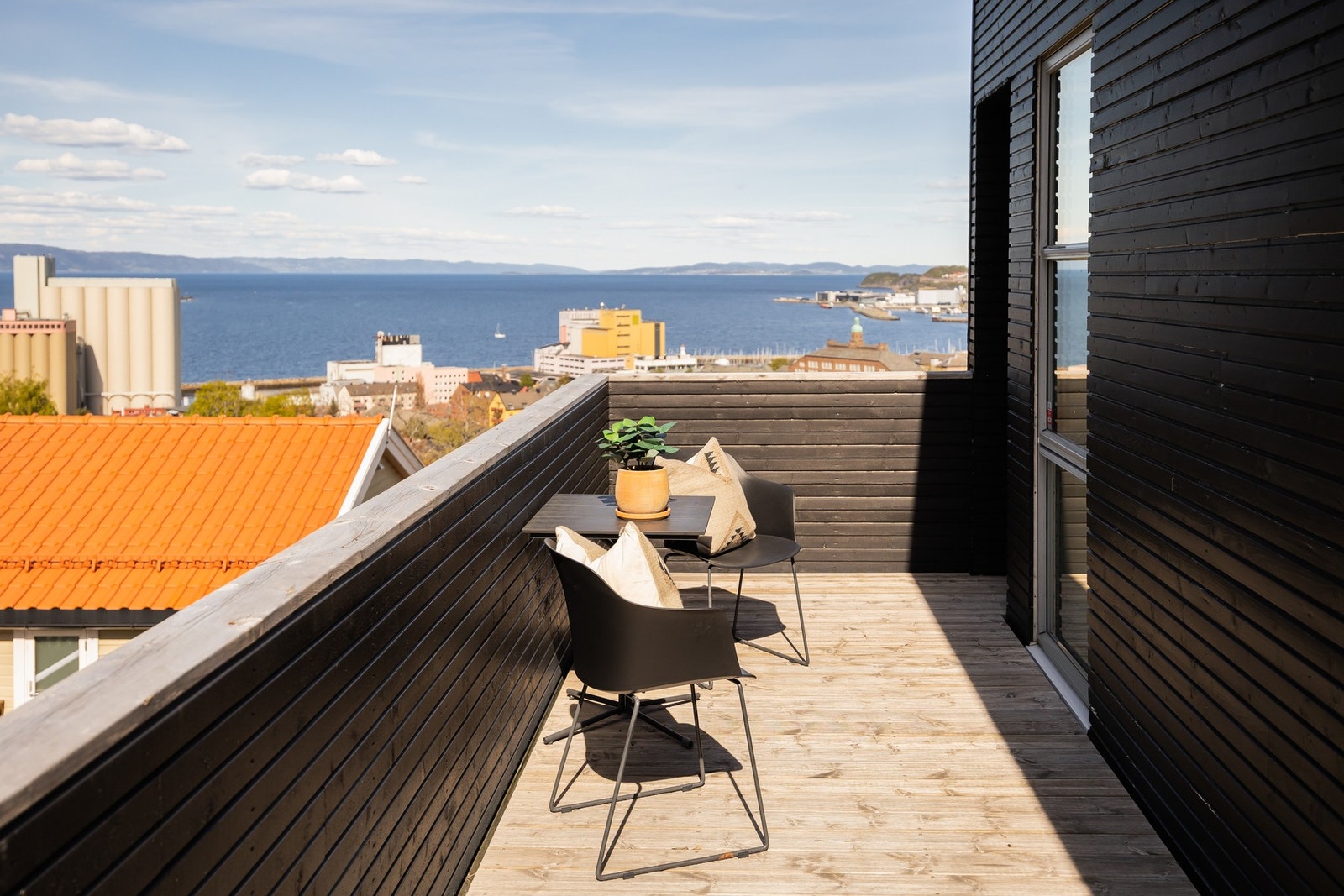 Veranda mot vest. Her får man solen til sen kveld, sommerstid. Galleribilde