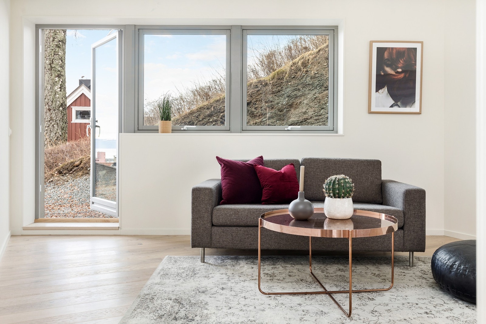 Hybelen er et godkjent fjerde soverom på 16,8m². Rommet har egen utvendig inngang og henger sammen med hoveddelen. Galleribilde