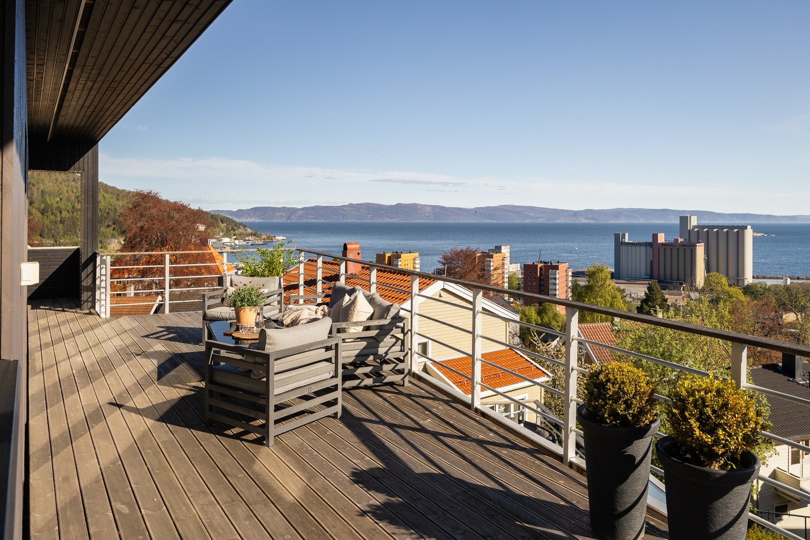Praktfull utsikt over Trondheimsfjorden og byen. Galleribilde