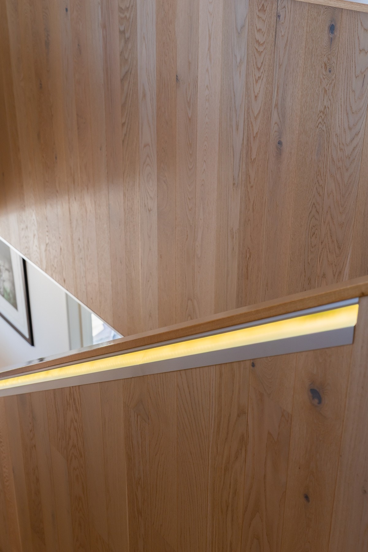 Trappen er plassbygd i eik. Galleribilde