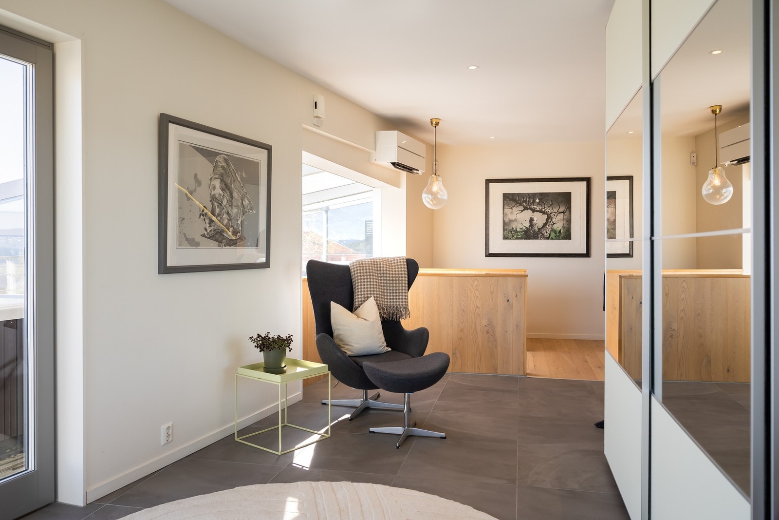 Hallen er utstyrt med skyvedørsgarderobe. Galleribilde