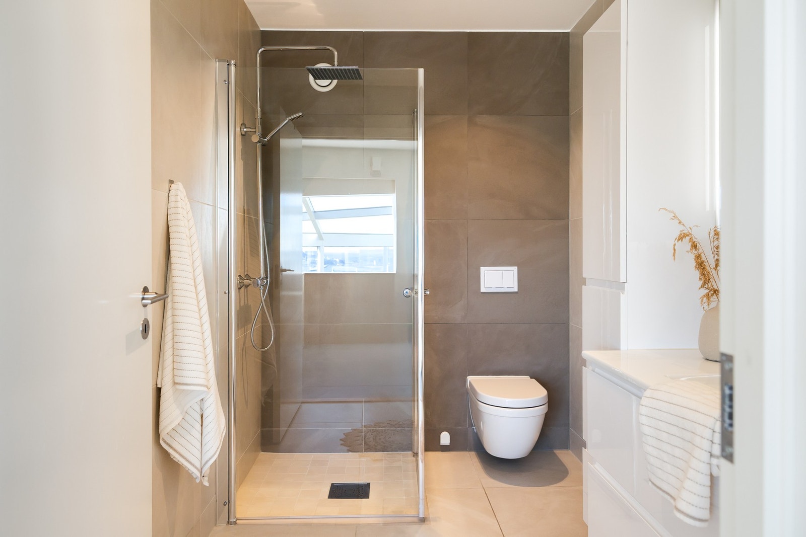Badet i 1.etasje er på 5m² og fremstår som pent med flislagte vegger og gulv. Galleribilde