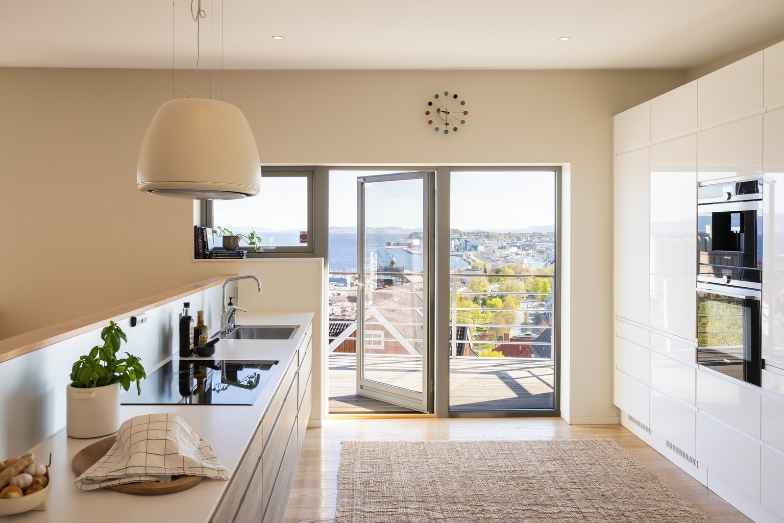 Innredningen er i hvit høyglans og har integrert stekeovn, induksjonstopp, kjøleskap (helt), fryseskap (helt), oppvaskmaskin og kaffemaskin fra Siemens. Galleribilde