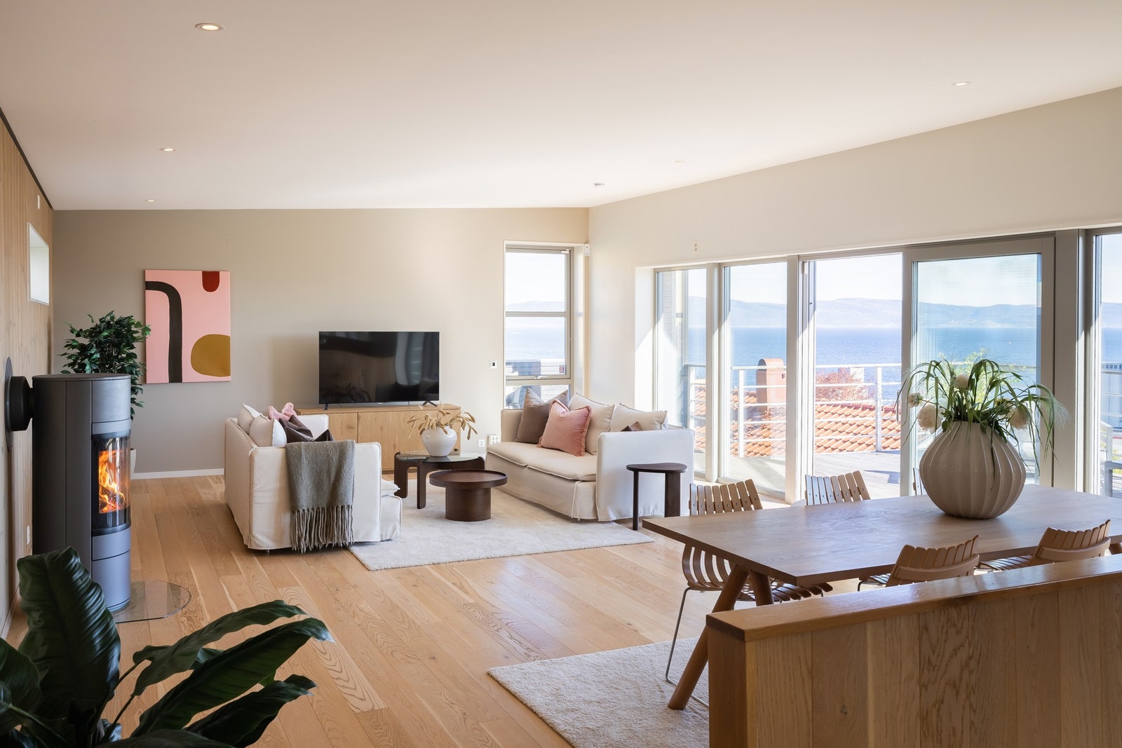 Stue og kjøkken er på 75m² i åpen løsning, men likevel pent avdelt fra hverandre med trappen som romdeler. Galleribilde