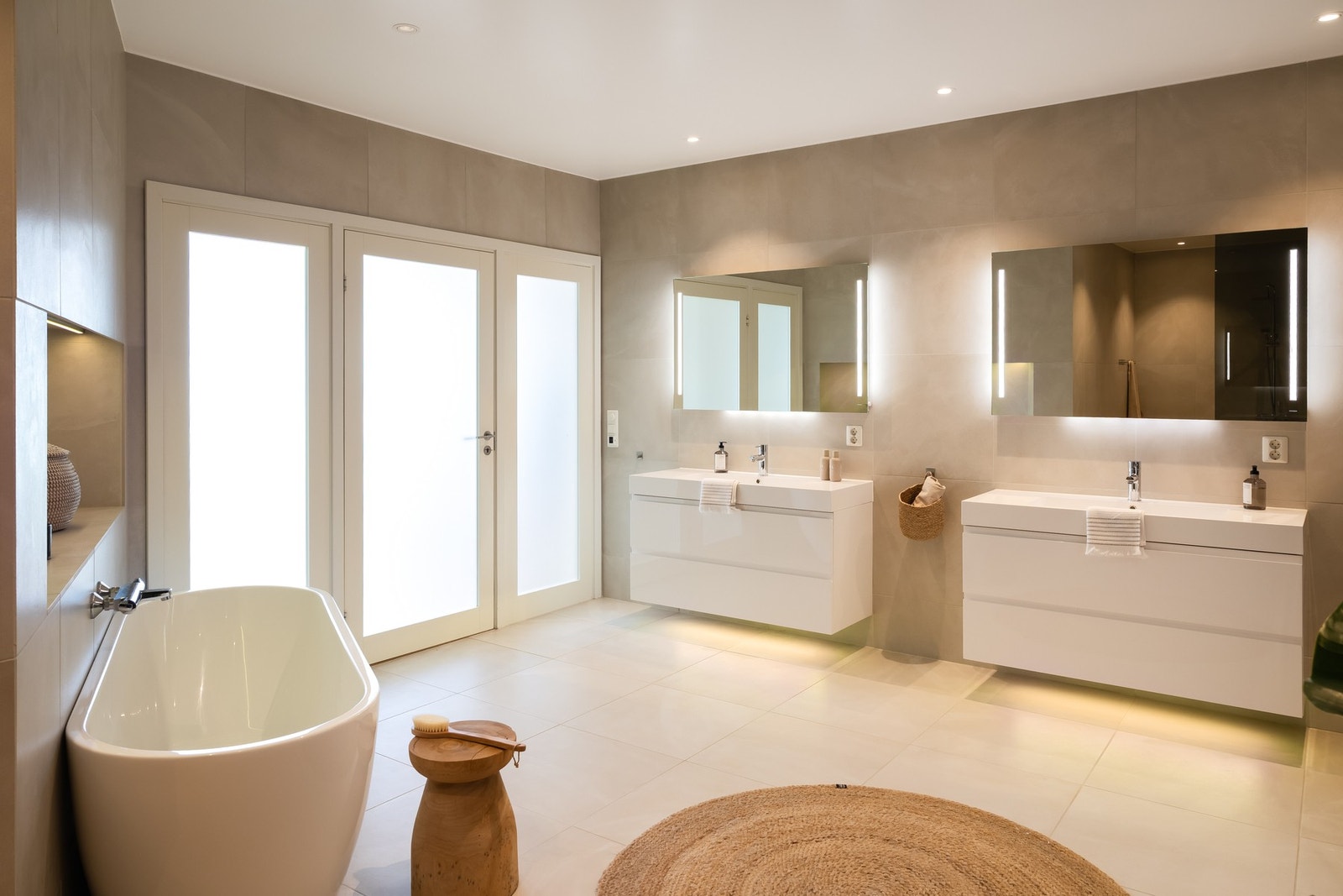 Hovedbadet er på hele 20,9m² og har fliser på vegger og gulv. Galleribilde