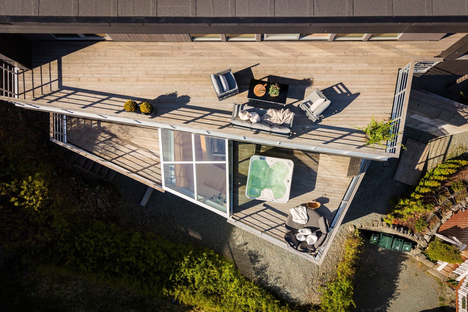 Boligen har flere terrasser og mange soner. Sommerstid vil man ha solen fra morgen til kveld på en av boligens uteområder. Galleribilde