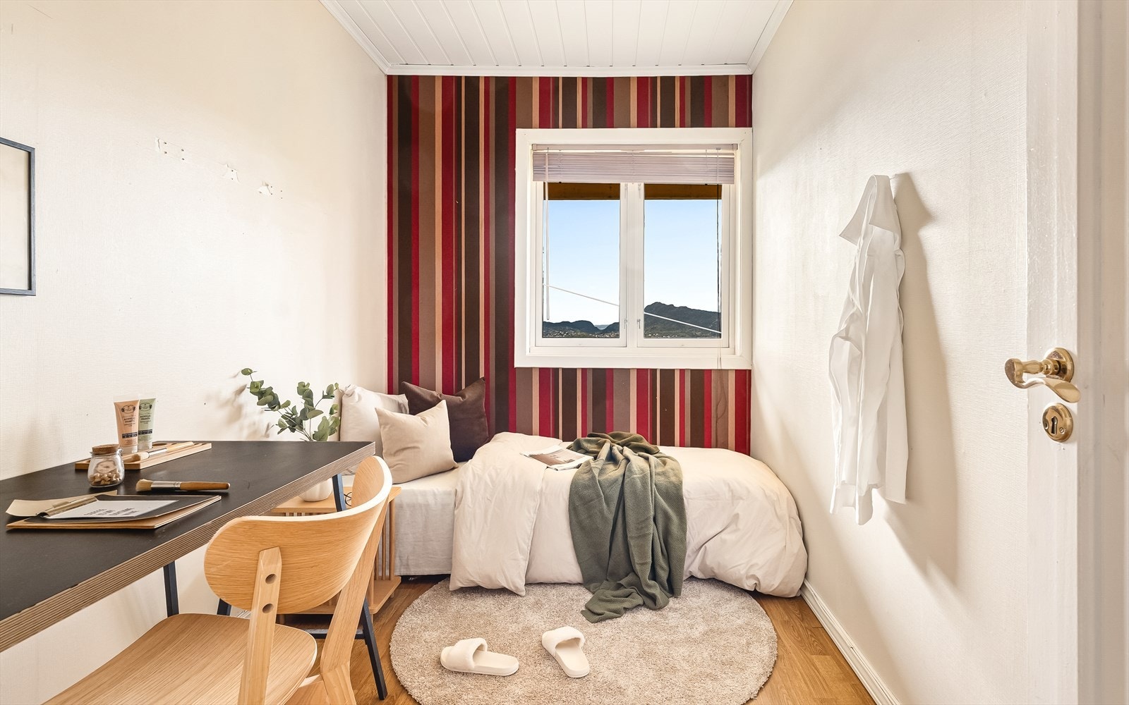 Alle soverommene vender mot utsikten, som er flott også fra underetasjen. Galleribilde