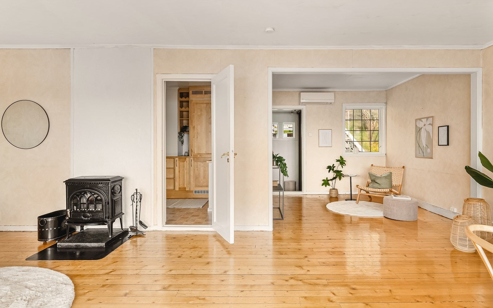 Stue måler 37,5 m², og har en veldig praktisk utforming for fine møbleringsmuligheter. Det ble montert vedovn i stue i 1993. Galleribilde