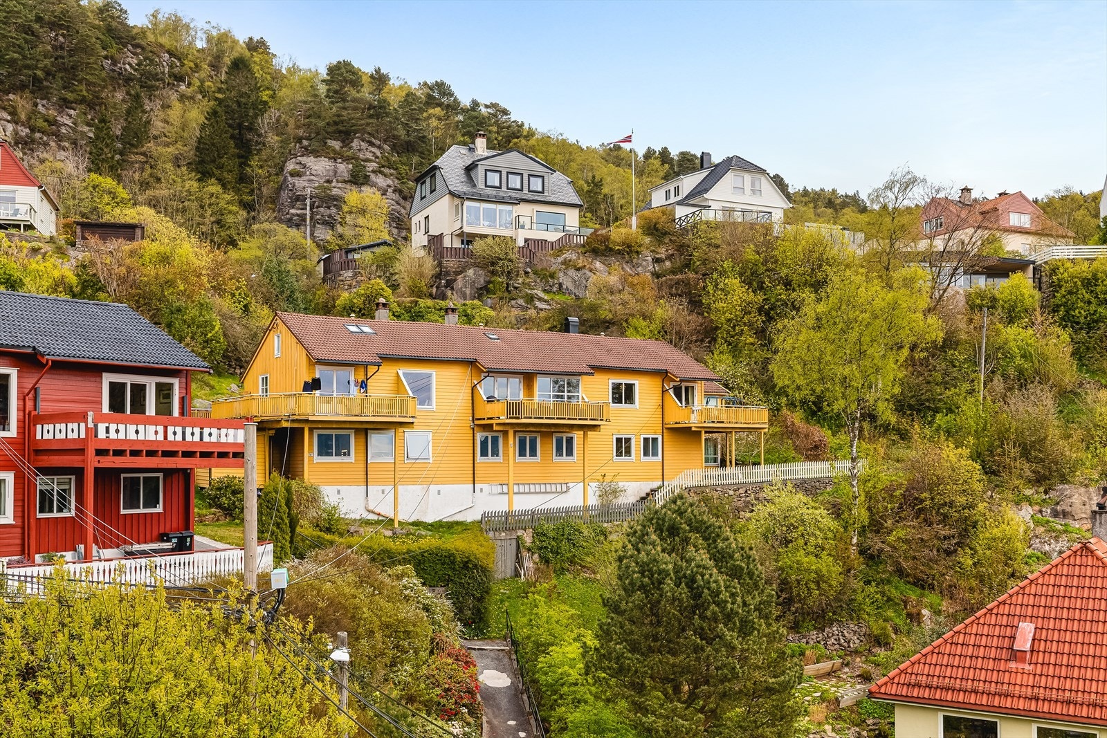 Selger har hatt 33 fantastiske år i Solbakksvingen - både med boligen, beliggenheten og nabolaget. Varierende aldersgrupper skaper et fint miljø for alle. Galleribilde