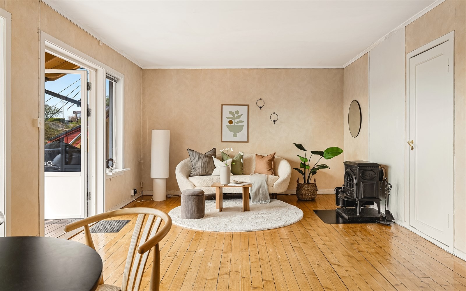 L-fasong på rommet gir fine soner for sofagruppe, spisebord og en hyggelig lounge/lesekrok. Galleribilde