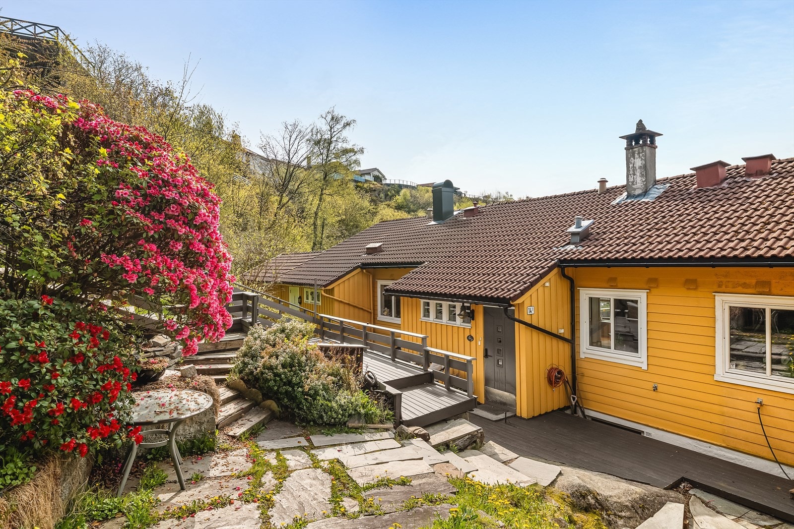 Boligen har flotte uteplasser både på fremside og bakside. Herfra går det trapp opp til Øyjordsveien bak, med gateparkering og barnehage rett ovenfor. Galleribilde