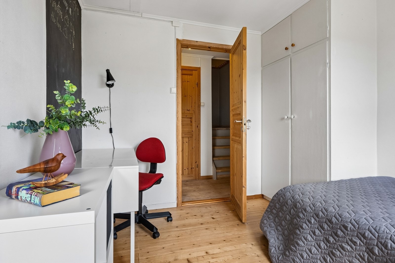 Soverom 1 ( deler av vegg er fjernet slik at to rom har blitt et. Rommet har fortsatt 2 dører) Galleribilde