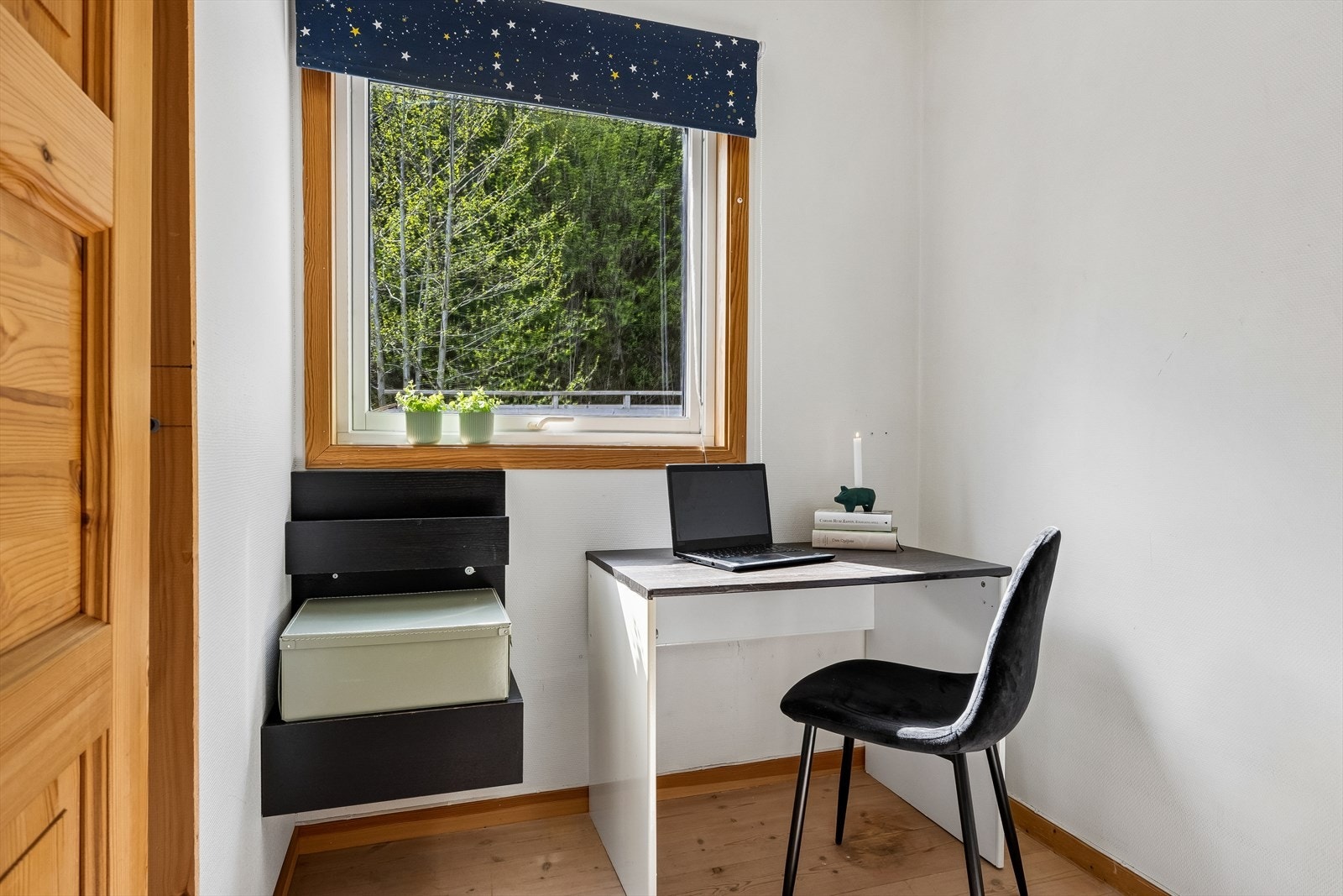 Stue er avdelt slik at man har et lite kontor. Galleribilde