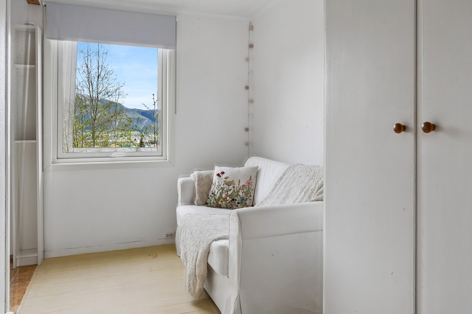 Soverom 1 ( deler av vegg er fjernet slik at to rom har blitt et. Rommet har fortsatt 2 dører) Galleribilde