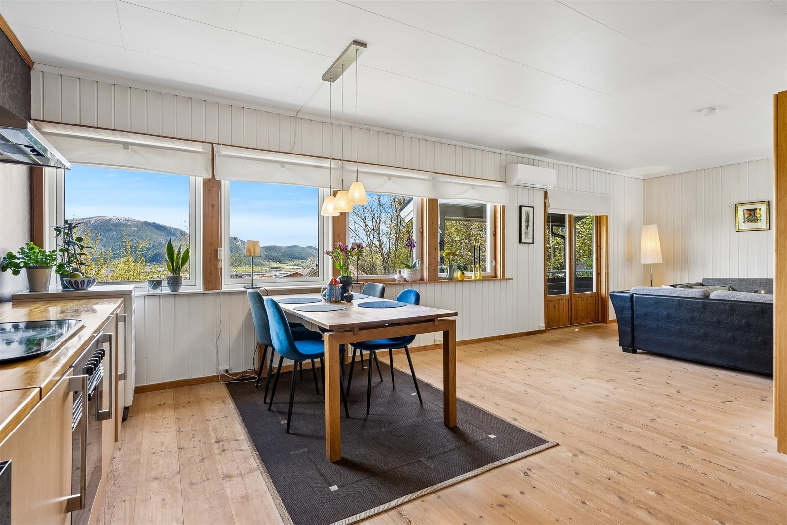 Åpen løsning mellom stue / kjøkken. Galleribilde