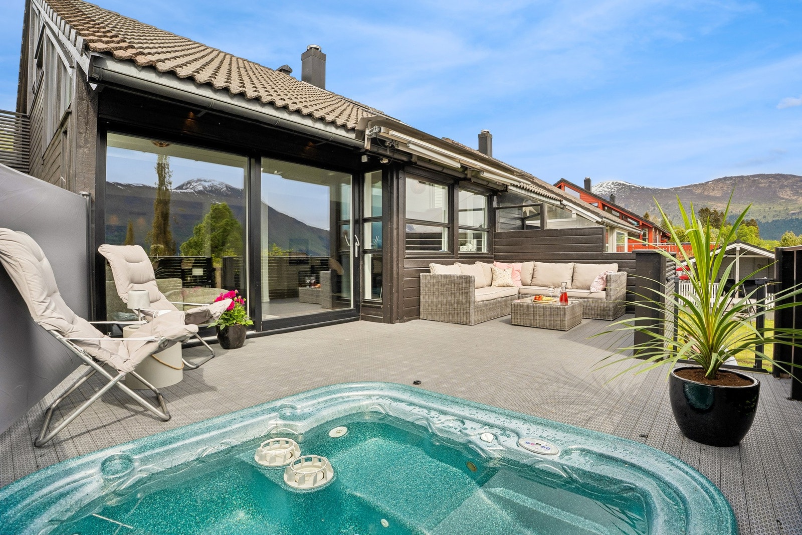 Nedfelt jacuzzi på terrassen gjev ei god kjensle av kvardagsluksus Galleribilde
