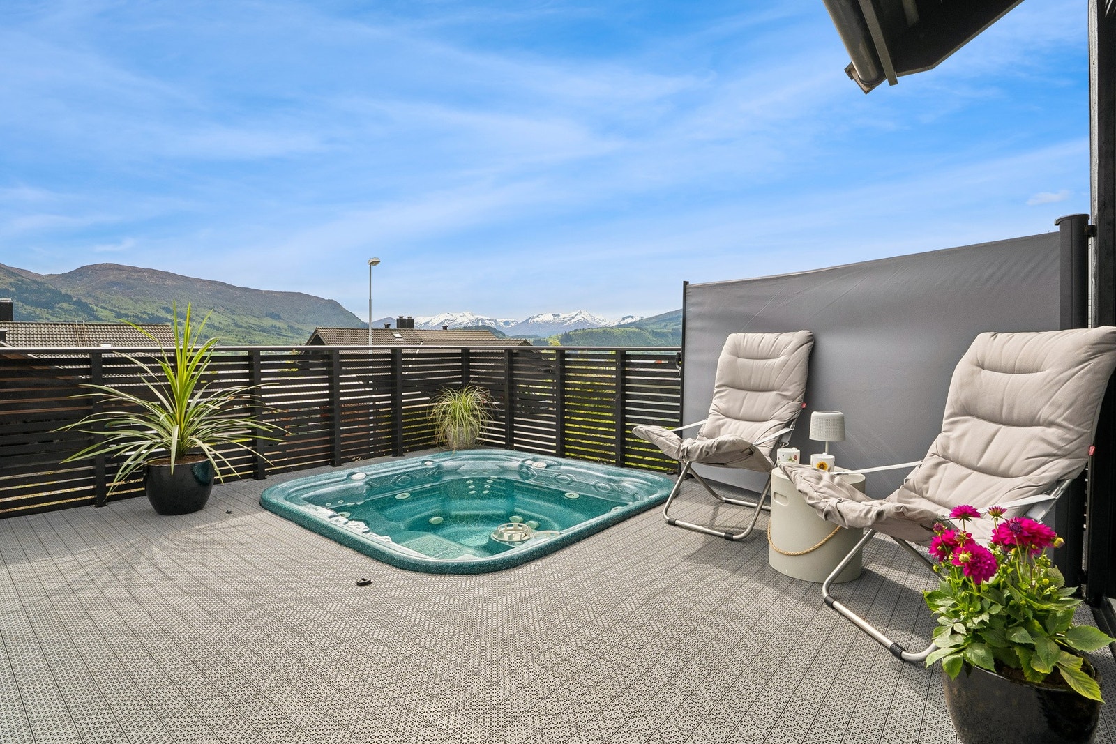Ei flott sørvendt terrasse med gode solforhold - her ligg alt til rette for høg trivsel! Galleribilde