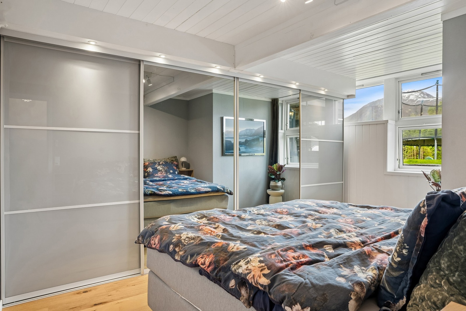 Hovudsoverommet har skyvedørsgarderobe på heile eine veggen - her er det enkelt å halde orden i klede og tilbehøyr Galleribilde