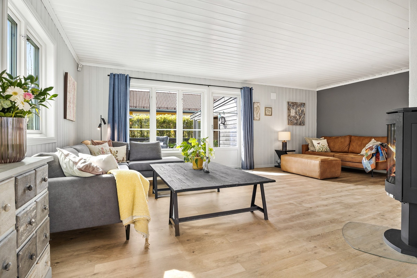 Stuen har god plass til flere sittegrupper og oppleves som romslig. Galleribilde