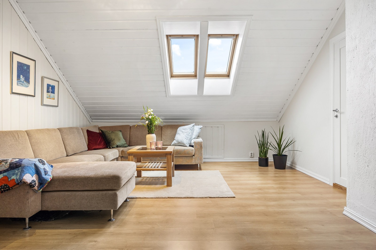 Store takvinduer gir rikelig med naturlig lys til loftstuen. Galleribilde