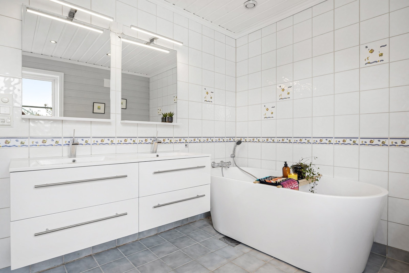 Badet i første etasje har badekar, gulvvarme og innredning med to servanter. Galleribilde