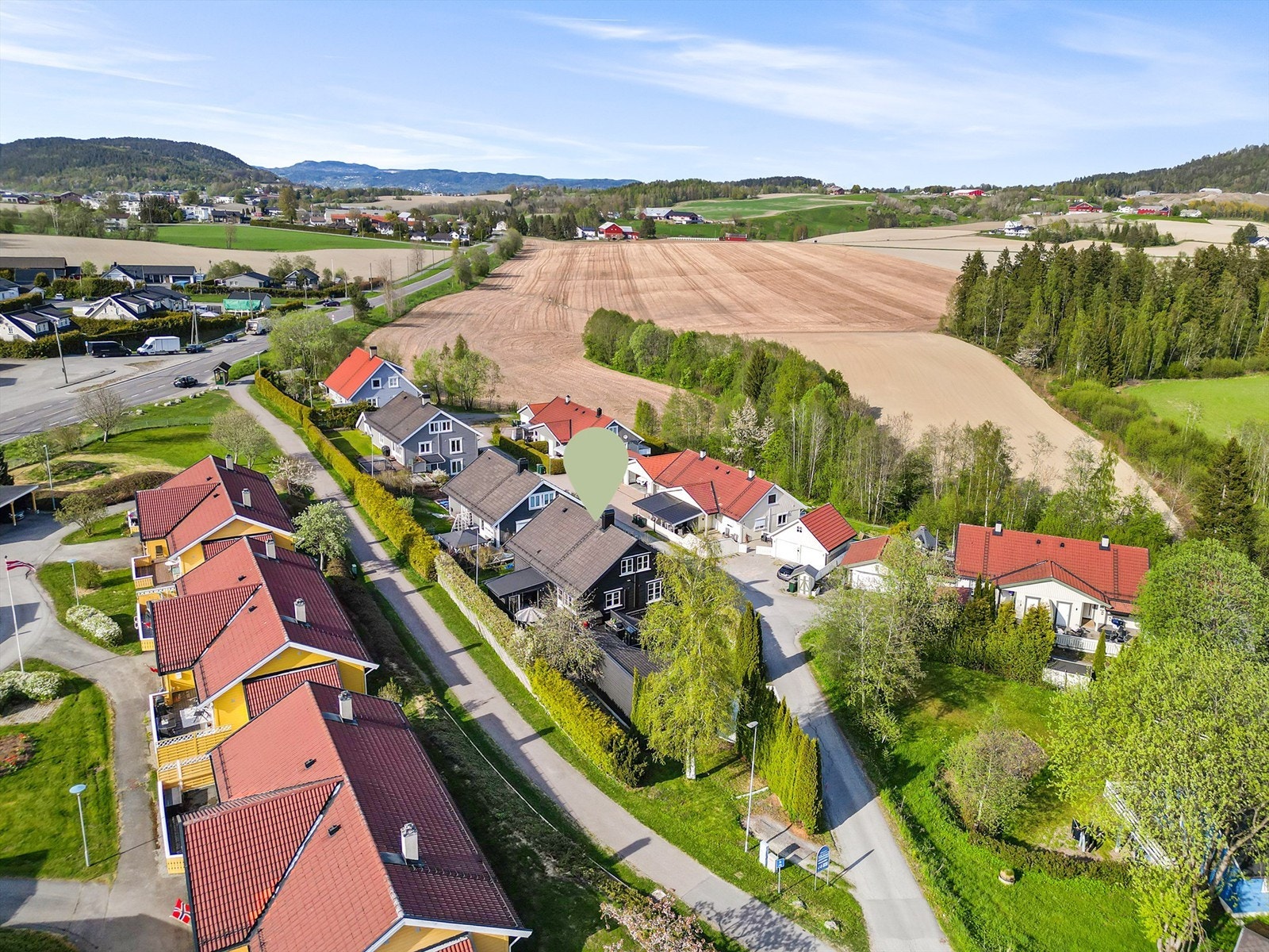 Eiendommen er beliggende i attraktivt boligområde med landlige omgivelser. Galleribilde