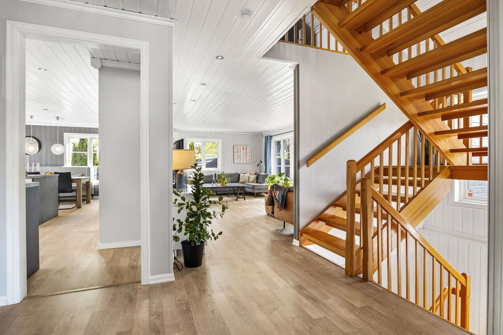 Den lakkerte tretrappen med rekkverk forbinder boligens tre plan. Galleribilde