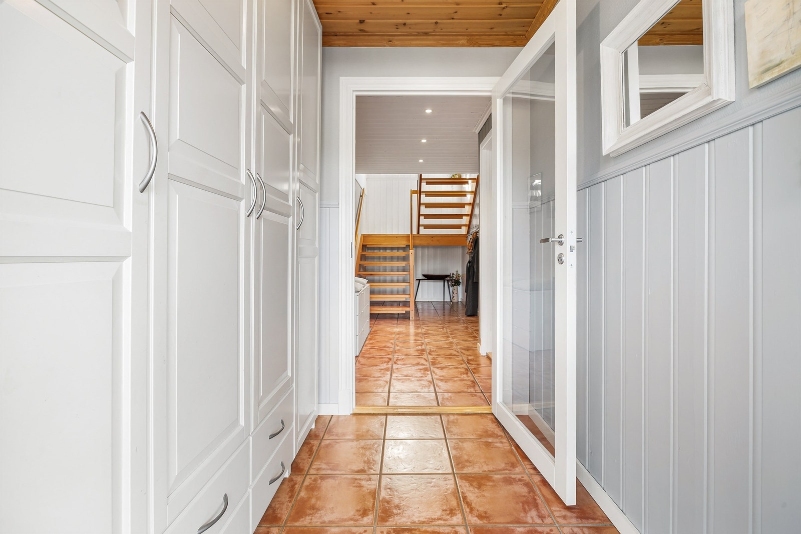 Entré i underetasjen har brystpanel og god plass til garderobeløsninger. Galleribilde