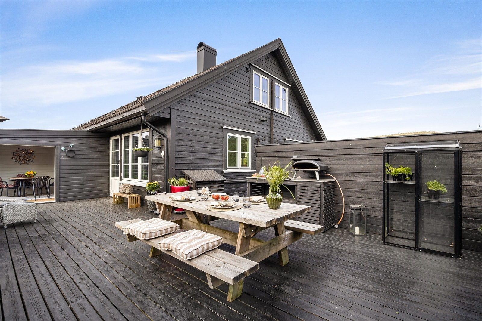 Uteplassen er tilrettelagt for sosiale sammenkomster med plass til både spisebord og grill. Galleribilde