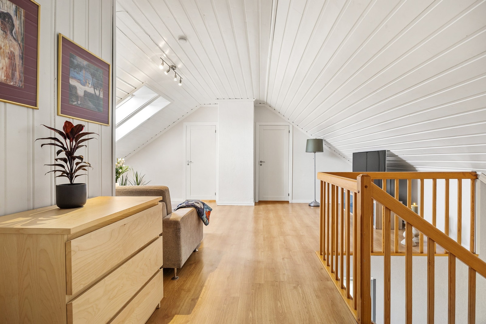 Loftstuen er et lyst og allsidig rom hvor himlingen følger takets skrå utforming. Galleribilde