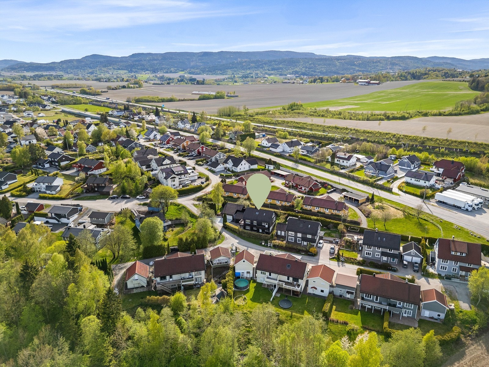 Kort vei til påkjøringen til E-18 Oslo/Kristiansand. Ca. 15 min kjøring til Drammen sentrum og Sande sentrum. Galleribilde