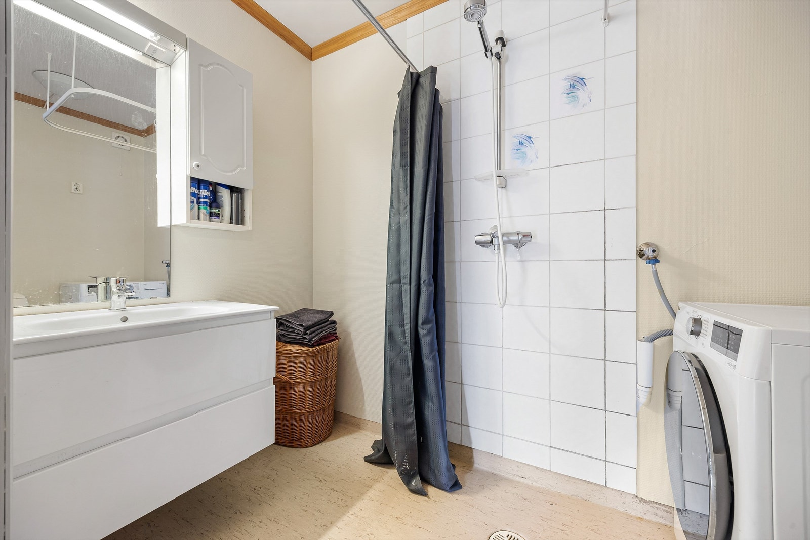 Badet i utleiedelen har gulvvarme, dusj på vegg og opplegg for vaskemaskin. Galleribilde