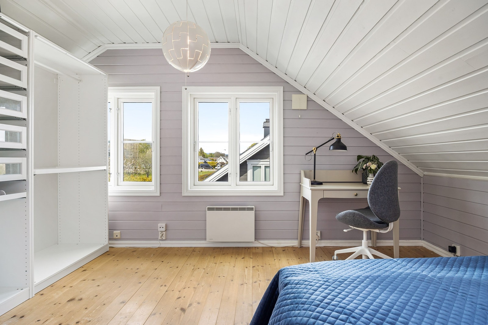 Soverom 1 på loftet med plass til seng og arbeidsbord. Galleribilde
