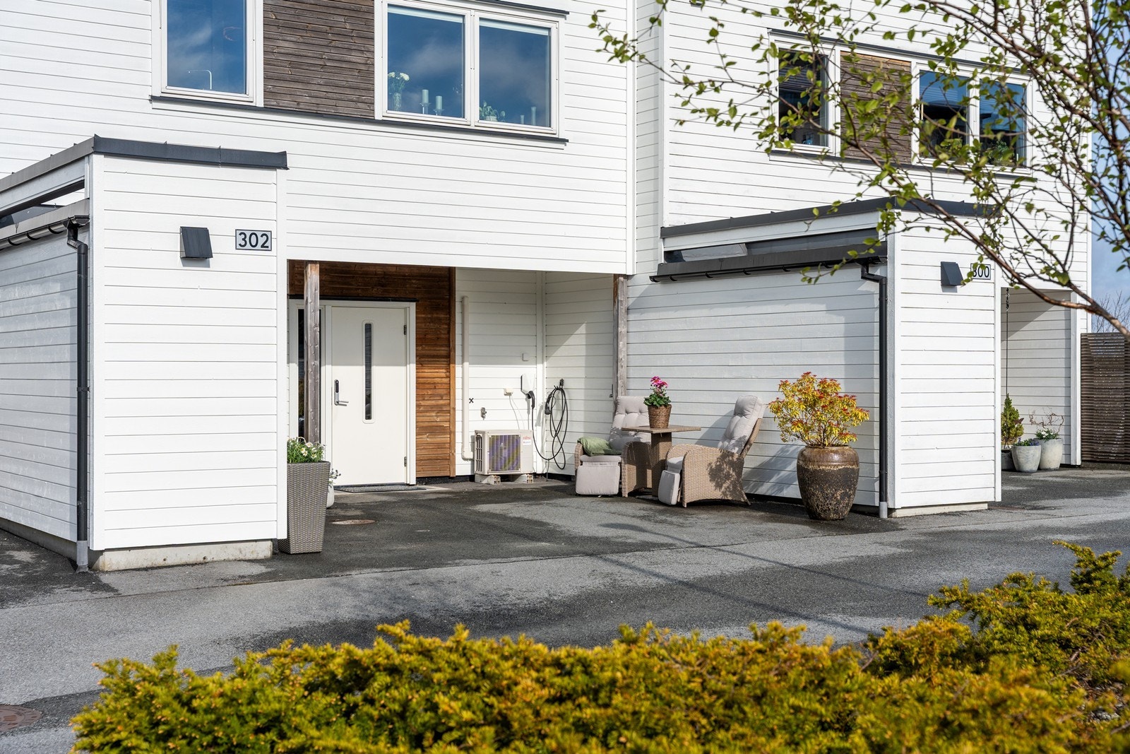 Boligen disponerer fast parkeringsplass ved inngangspartiet. Det er montert elbillader. Galleribilde
