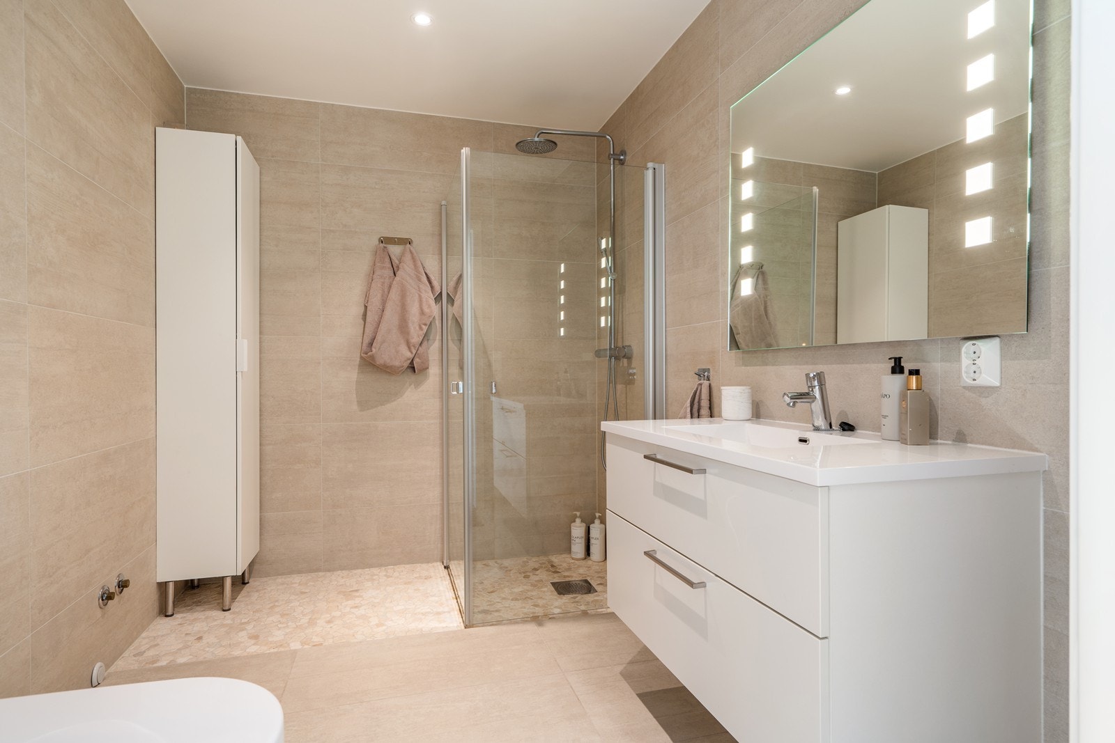 Badet i 1. etasje har flislagte vegger og flislagt gulv med elektriske varmekabler. Lekre materialvalg! Galleribilde