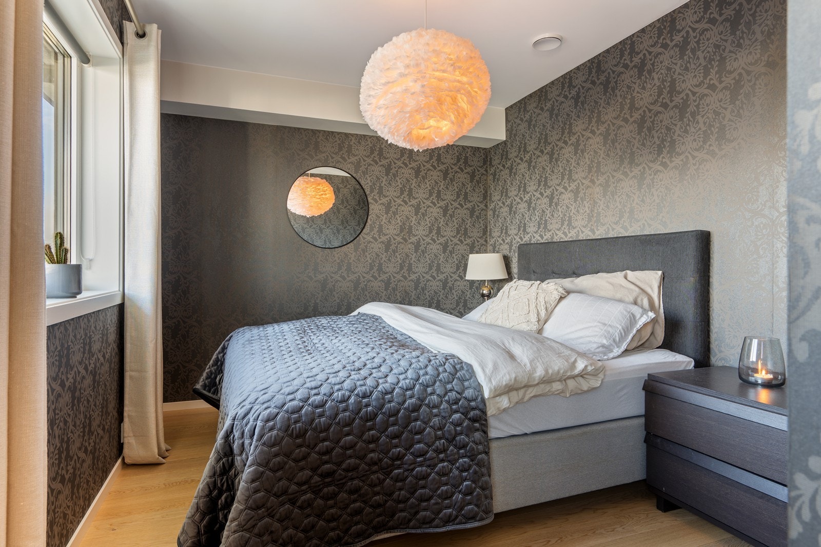 Boligen har pt til sammen to soverom, men er byggemeldt med tre. Hovedsoverommet har tilhørende walk-in closet med god garderobeplass. God plass til dobbeltseng Galleribilde