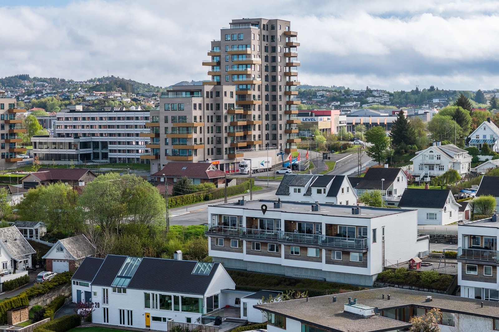 Dere har samtidig kort vei til alle fasilieter; Omlag 8 minutters kjøring til Haugesund sentrum, ca 3 minutter til Oasen Storsenter og ca 6 minutter til Raglamyr og Amanda Storsenter. Galleribilde
