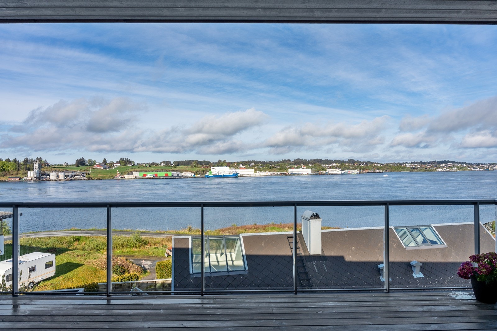 Panoramautsikt mot Karmsundet og det yrende båtlivet. Galleribilde