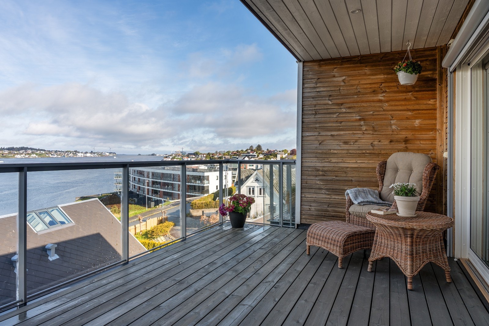 Fra stuen er det utgang til den store altanen via skyvebalkongdør. Altanen har et areal på 21 m2 og nydelig utsikt mot Karmsundet. God plass til utemøbler! Galleribilde