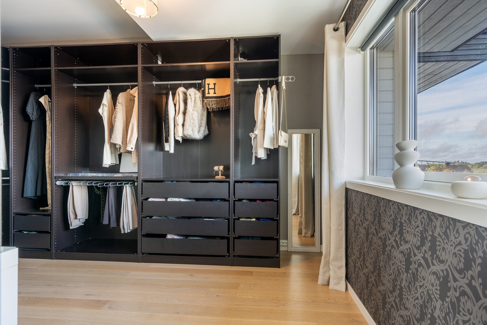 Stort, praktisk walk-in-closet med flott garderobeinnredning. Galleribilde
