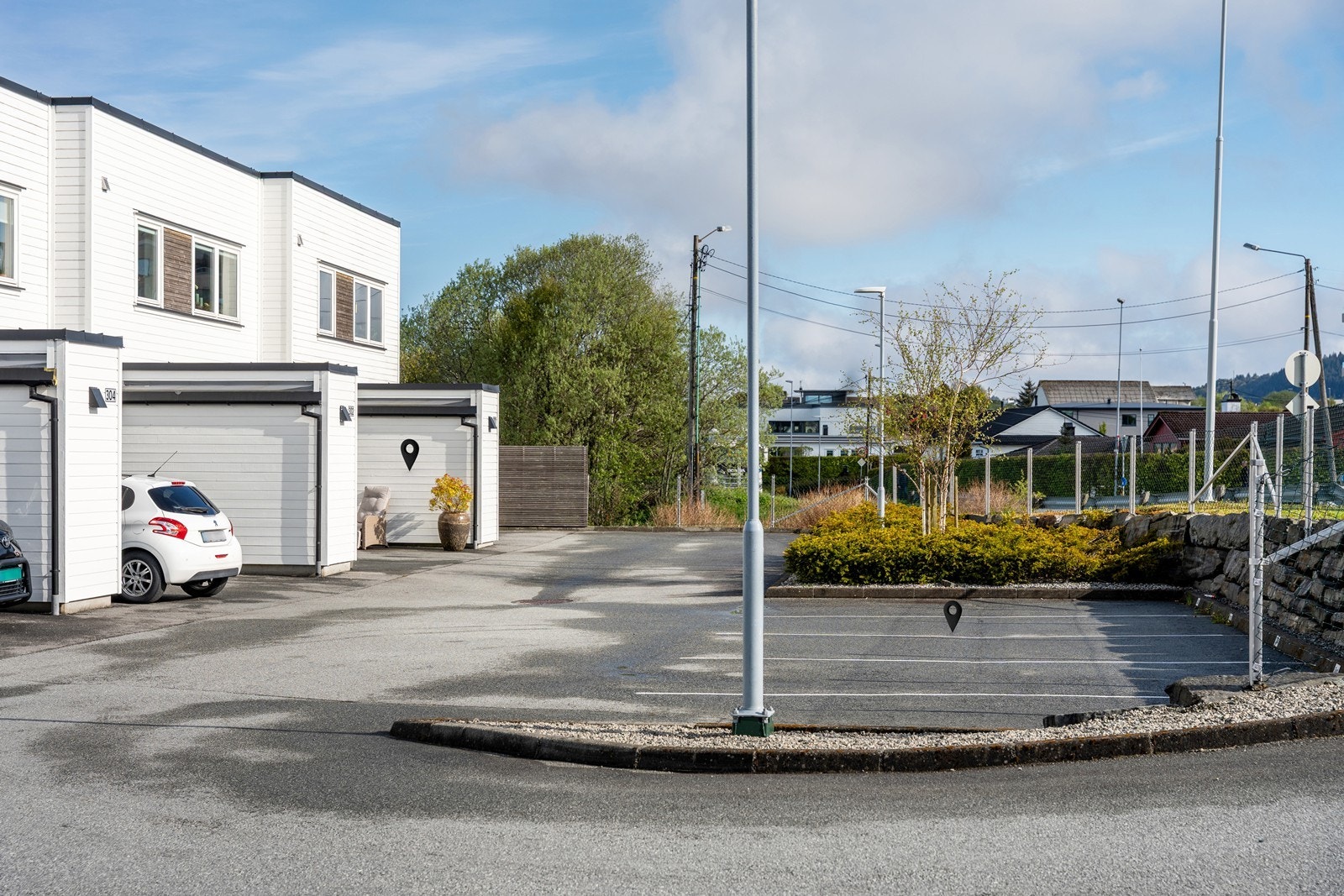 I tillegg til parkeringsplass ved inngangspartiet har boligen fast plass på sameiets parkeringsområde. Galleribilde