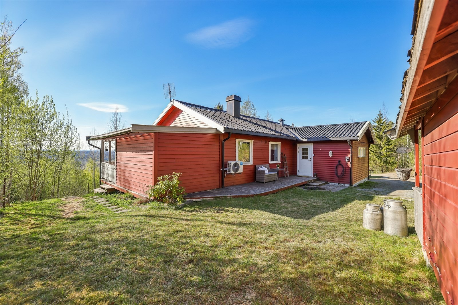 Eiendommen har et samlet terrasseareal på 41 m², fordelt på flere soner rundt boligen. Galleribilde